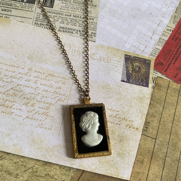 Antique White & Black Cameo Photo Frame Necklace with Photo Lady - Picture 7 of 12